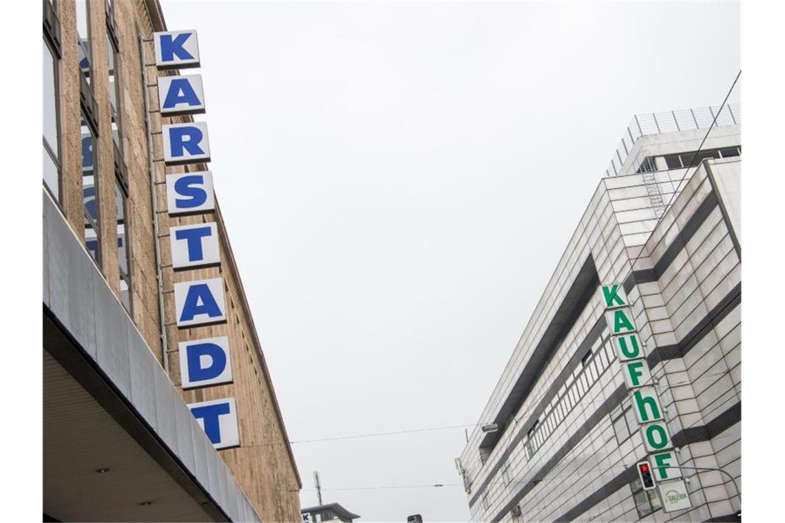 Filialen der Kaufhäuser von Karstadt und Kaufhof stehen einander in Düsseldorf gegenüber. Foto: Christophe Gateau/dpa