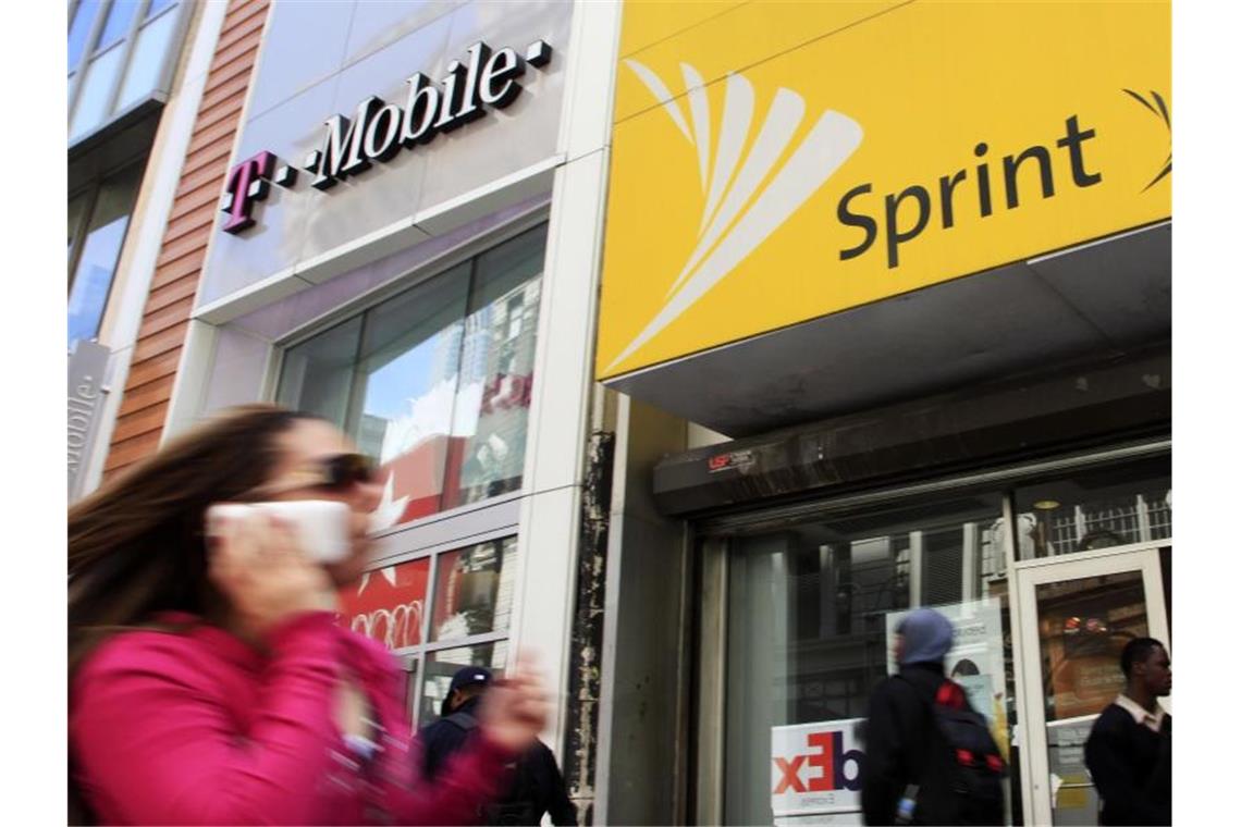 Filialen der Telekom-Tochter T-Mobile US Inc. und des bisherigen Rivalen Sprint. Foto: Mark Lennihan/AP