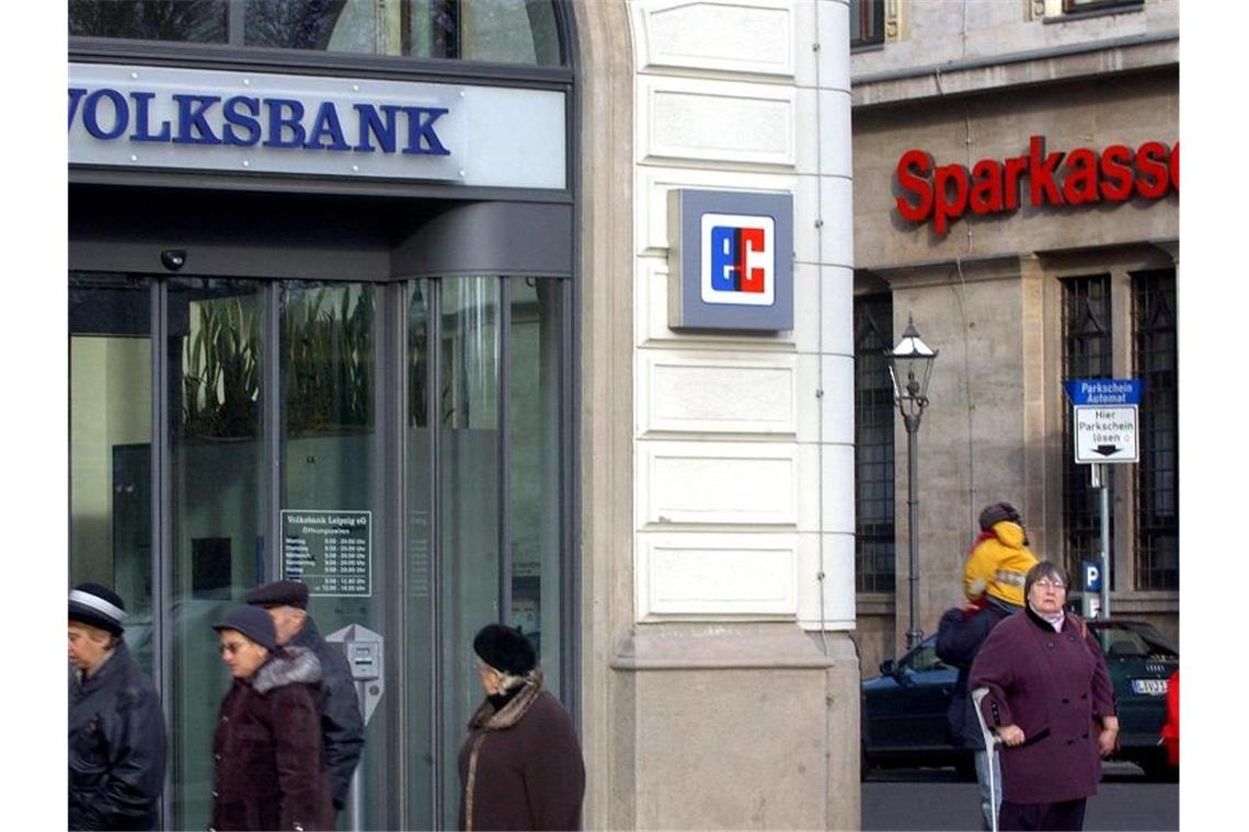 Filialen der Volksbank und der Sparkasse. Foto: Peter Endig/Archivbild