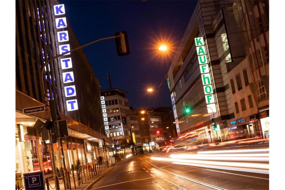 Filialen von Karstadt und Galeria Kaufhof liegen sich an einer Straße in Düsseldorf gegenüber. Foto: Marius Becker