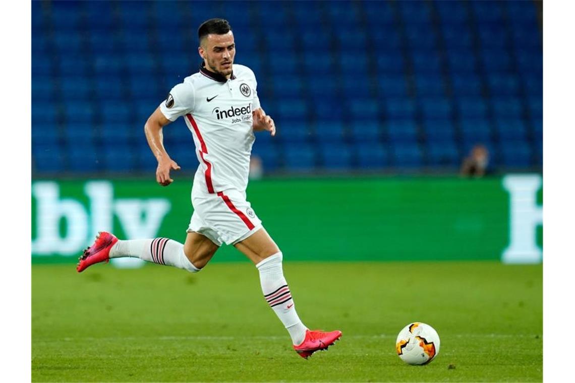 Filip Kostic am Ball. Foto: Uwe Anspach/dpa/Archivbild