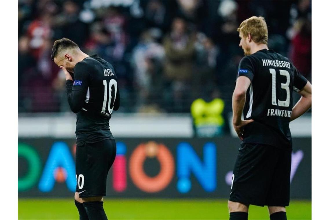 Ein Bundesliga-Ausfall: Ausgerechnet Gladbach patzt Filip Kostic (l) und Martin Hinteregger waren nach der Frankfurter Niederlage zunächst geknickt. Foto: Uwe Anspach/dpa