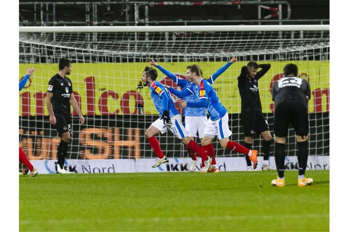 Kiel erobert Tabellenführung zurück - Düsseldorf Fünfter Fin Bartels (3.v.l.) war beim Kieler Sieg gegen Nürnberg der Matchwinner. Foto: Frank Molter/dpa