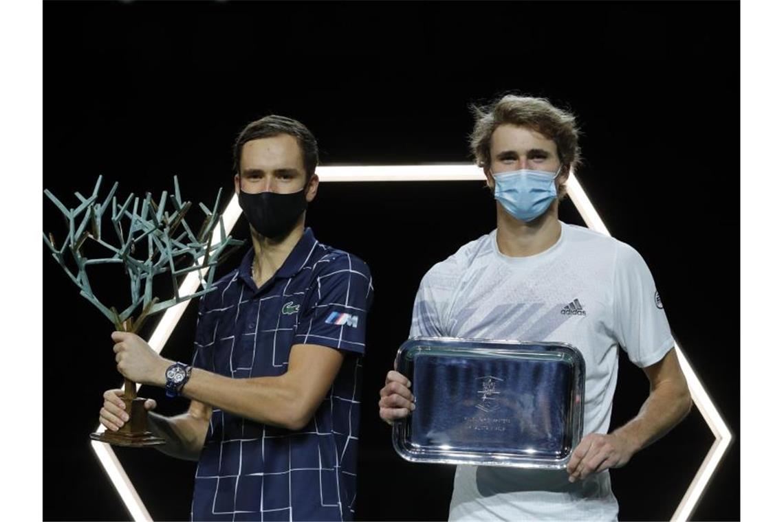 Final-Sieger Daniil Medwedew (l) und Alexander Zverev posieren während der Siegerehrung mit den Trophäen. Foto: Christophe Ena/AP/dpa
