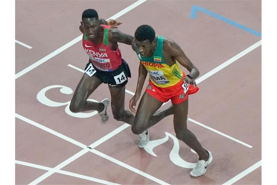 Finale über 3000 Meter Hindernis: Conseslus Kipruto (l) aus Kenia gewinnt vor dem Äthiopier Lamecha Girma. Foto: Morry Gash/AP/dpa