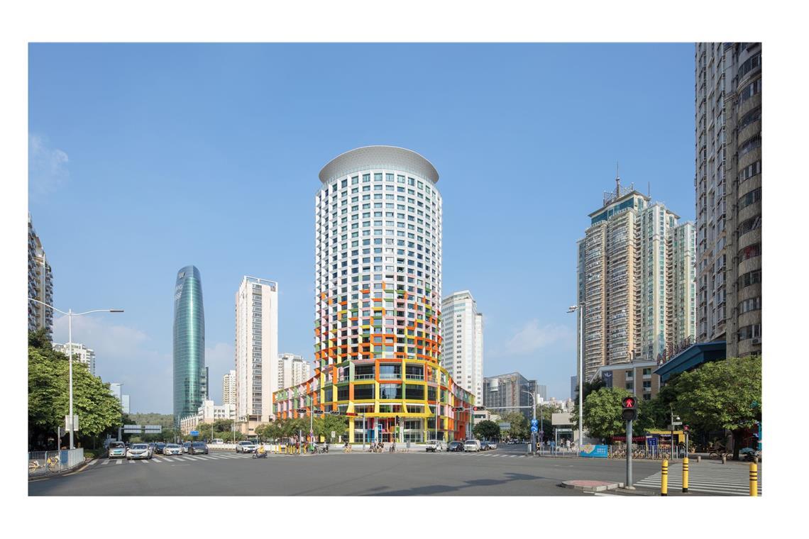 Das beste Hochhaus der Welt Finalist ist auch 108 Meter hohe das Shenzhen Women & Children’s Center in Shenzhen, China, der Entwurf des Umbaus stammt vom Architekturbüro MVRDV aus Rotterdam, Niederlande. Durch die Revitalisierung des Gebäudes konnten 80 Prozent der ursprüng-lichen Betonstruktur wiederverwendet werden. Das dadurch ein gesparte CO2 entspricht ungefähr der Menge, die bei knapp 12000 Flügen zwischen Amsterdam und Shenzhen entsteht.