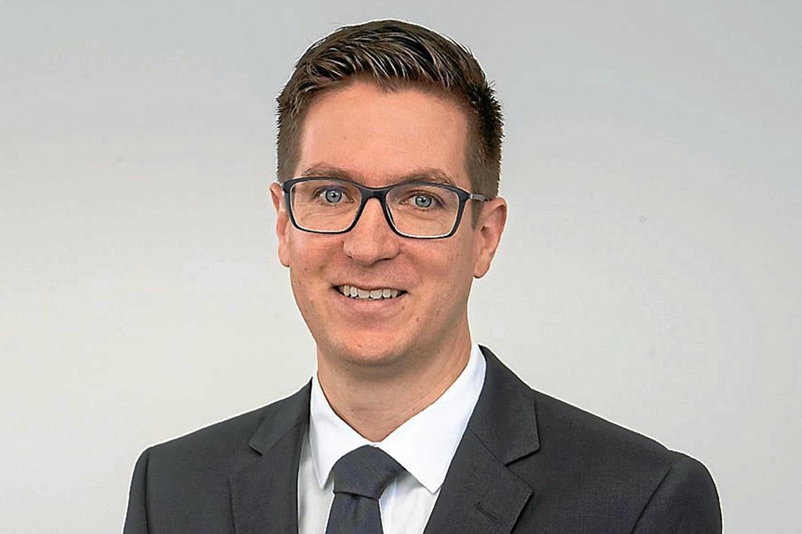 Finanzdezernent Peter Schäfer hat eine überarbeitete Finanzierungsleitlinie vorgelegt. Sie soll den künftigen Umgang mit Überschüssen regeln. Foto: Landratsamt