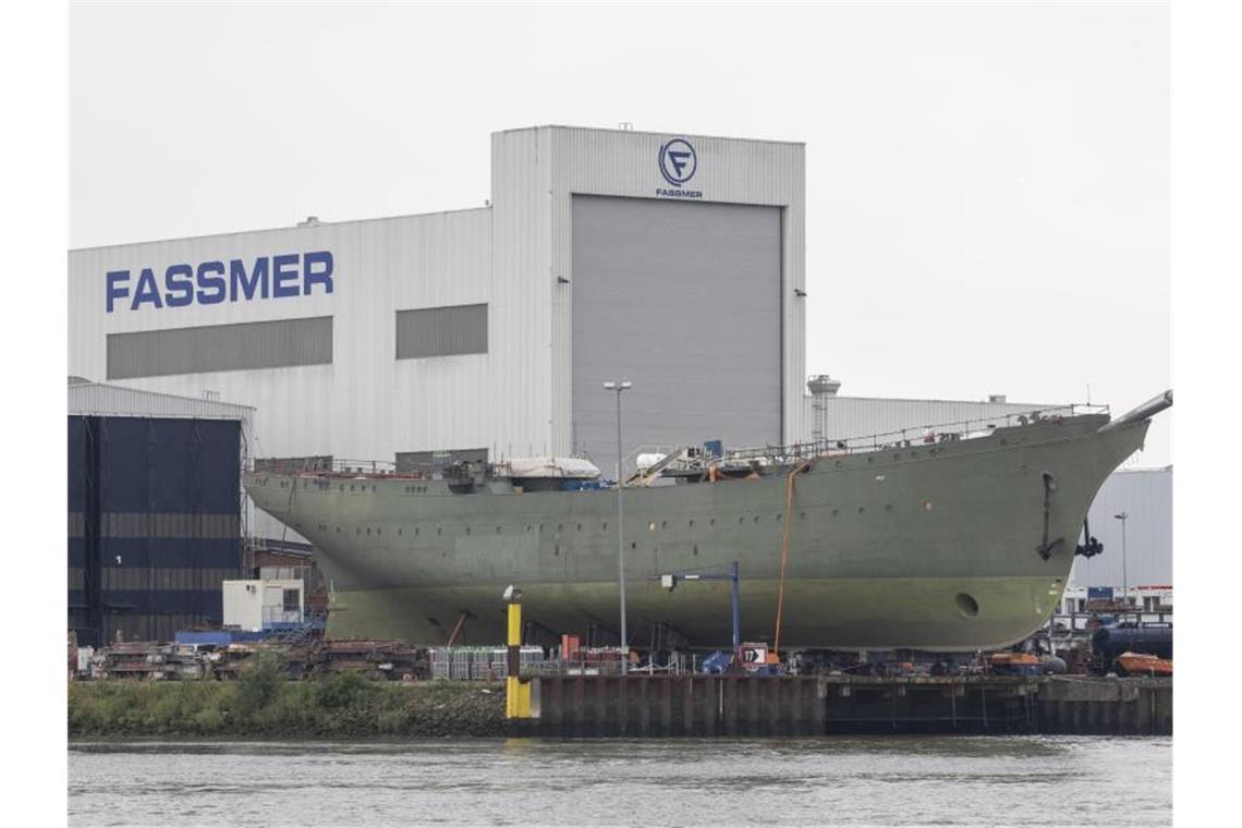 Finanziell ein Fass ohne Boden: Das Marineschulschiff „Gorch Fock“ liegt in der Fassmer Werft an der Weser auf dem Trockenen. Foto: Jörg Sarbach