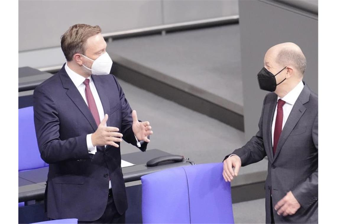 Bund braucht 2021 weniger Schulden - Kritik an Lindners Kurs Finanzminister Christian Lindner (FDP, l) und Bundeskanzler Olaf Scholz (SPD) im Bundestag. Foto: Kay Nietfeld/dpa