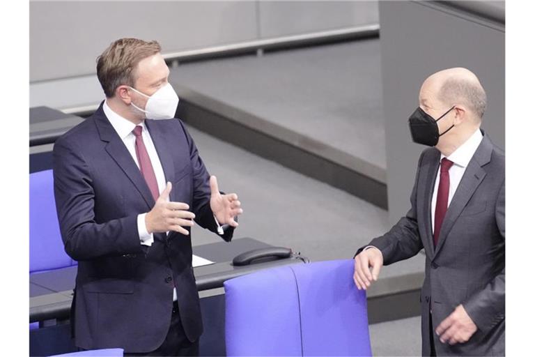 Finanzminister Christian Lindner (FDP, l) und Bundeskanzler Olaf Scholz (SPD) im Bundestag. Foto: Kay Nietfeld/dpa