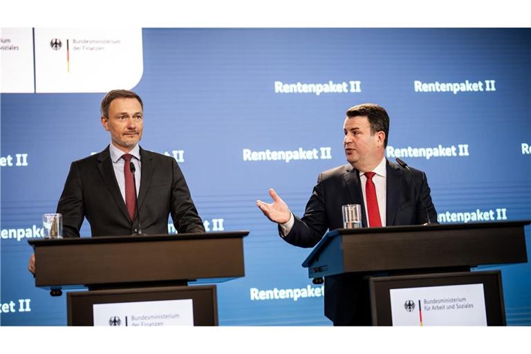 Finanzminister Christian Lindner (FDP) und Arbeitsminister Hubertus Heil (SPD) haben das Rentenpaket II gemeinsam vorgestellt. Jetzt gibt es dennoch Streit.