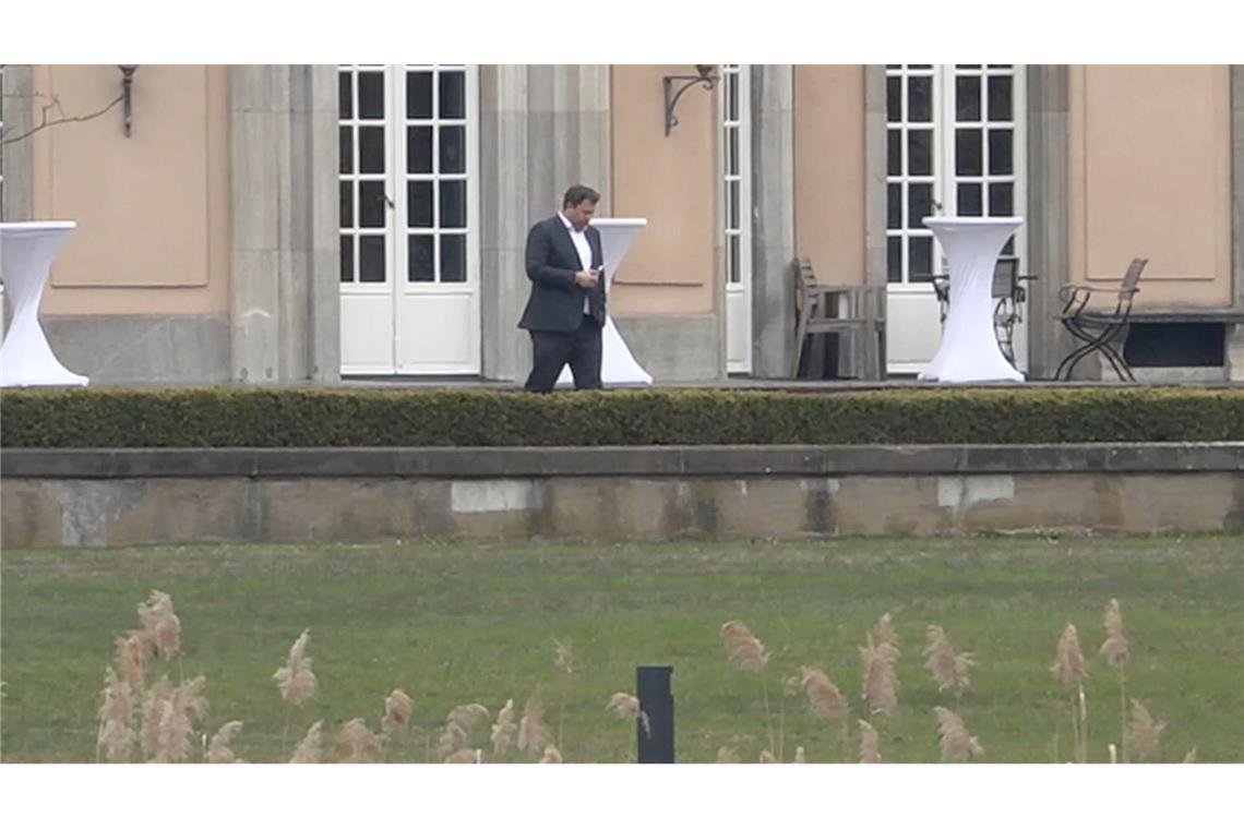 Finanzminister Klingbeil in der Villa Borsig, dem Gästehaus des Auswärtigen Amts am Tegeler See.