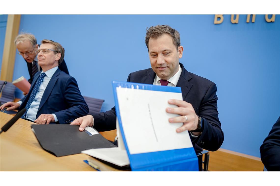 Hohe Schulden, viel Geld fürs Militär: Kabinett billigt Etat Finanzminister Klingbeil stellt seine Etatpläne in Berlin vor.