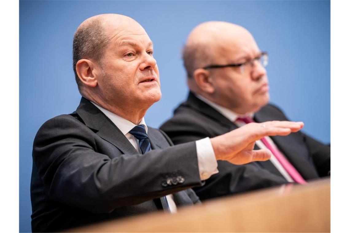 Finanzminister Olaf Scholz (L) neben Wirtschaftsminister Peter Altmaier. Foto: Michael Kappeler/dpa/Archiv