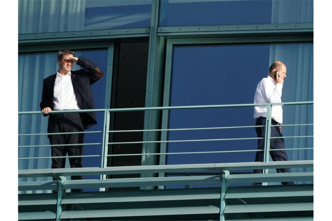 Koalition einigt sich auf CO2-Preis und Pendler-Entlastung Finanzminister Olaf Scholz (l) und CSU-Chef Markus Söder auf einem Balkon des Kanzleramts. Foto: Kay Nietfeld
