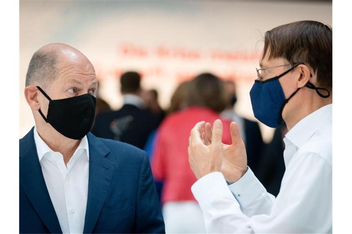 Finanzminister Olaf Scholz (l) und Gesundheitsexperte Karl Lauterbach zu Beginn der Klausurtagung in Berlin. Foto: Kay Nietfeld/dpa