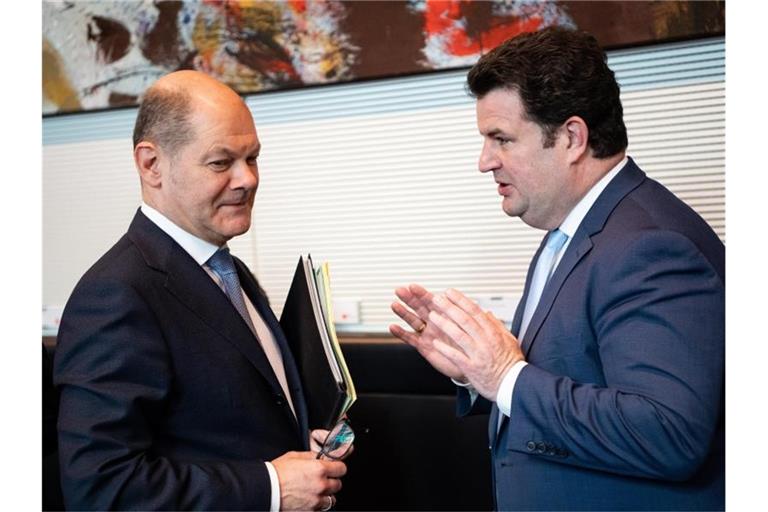 Finanzminister Olaf Scholz (l) und Sozialminister Hubertus Heil in Berlin. Foto: Bernd von Jutrczenka