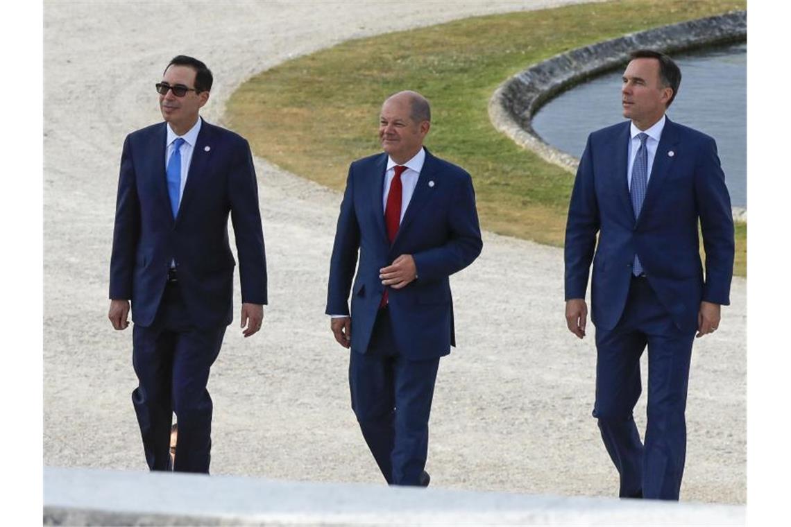 Finanzminister Olaf Scholz mit seinen Amtskollegen Steve Mnuchin (l, USA) und Bill Morneau (r, Kanada) in Chantilly. Foto: Michel Euler/AP