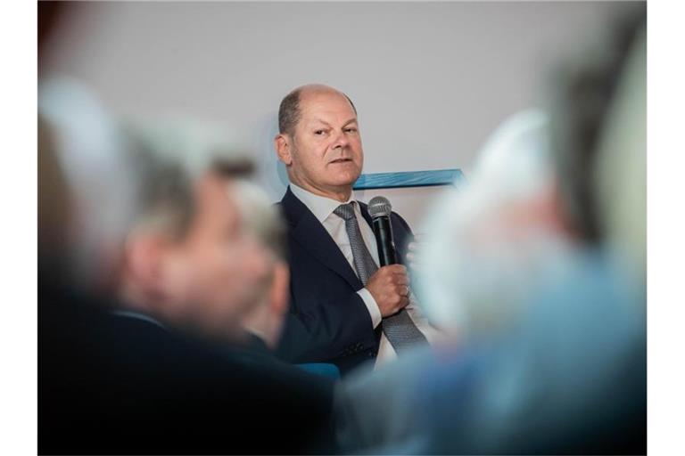 Finanzminister Olaf Scholz spricht bei einer Diskussion zur Grundsteuer mit Haus- und Grundstückseigentümern. Foto: Michael Kappeler