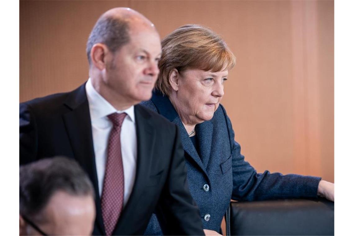 Jobs im Mittelstand sichern: Regierung zündet Kredit-Turbo Finanzminister Olaf Scholz und Kanzlerin Angela Merkel bei einer Kabinettssitzung Anfang März. Foto: Michael Kappeler/dpa
