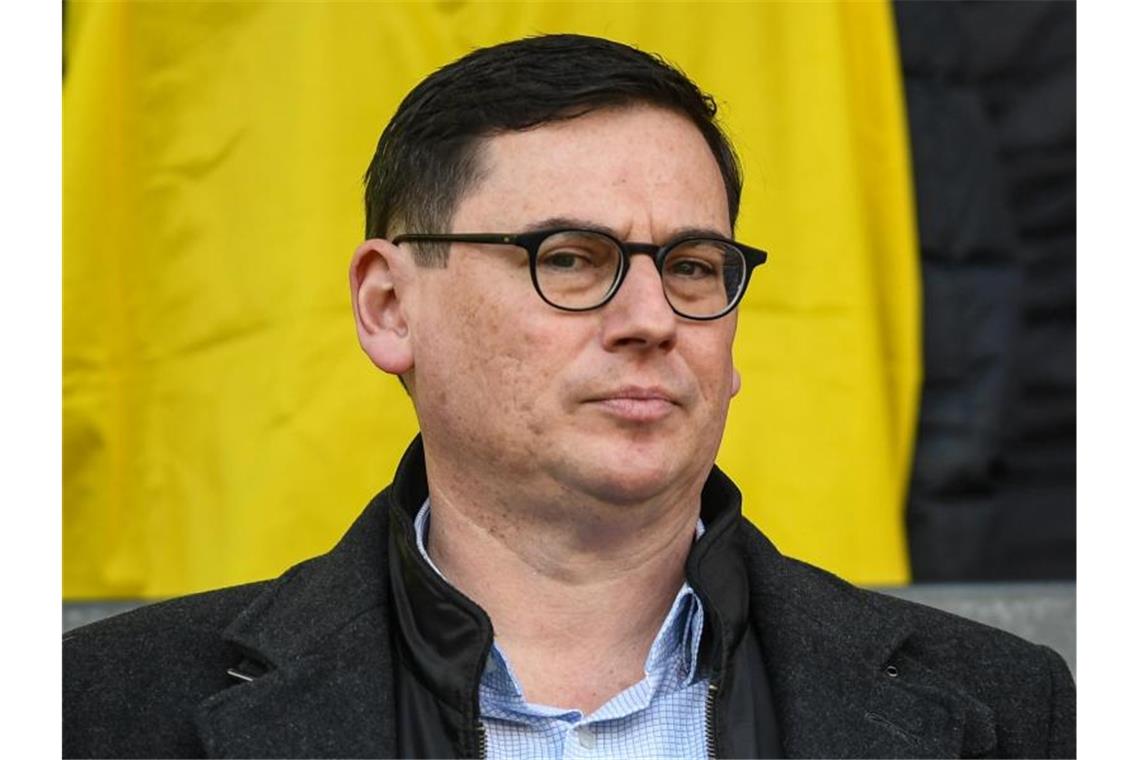 Leki kritisiert Fußball-Clubs für schnelle Geldprobleme Finanzvorstand Oliver Leki vom SC Freiburg wartet auf den Anpfiff. Foto: Patrick Seeger/dpa/Archivbild