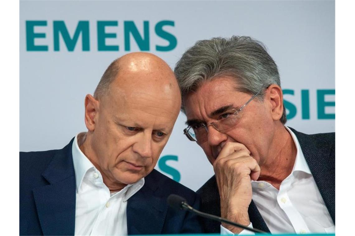 Schlussspurt sichert Siemens gute Jahresbilanz Finanzvorstand Ralf Thomas (l.) und Siemens-Chef Joe Kaeser bei der Vorlage der Quartalszahlen. Foto: Peter Kneffel/dpa