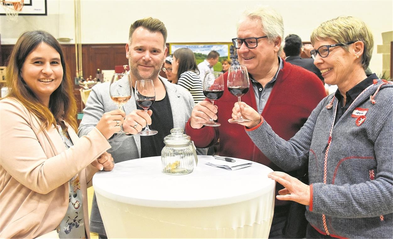 Finden die Idee von der Weinmesse sehr gut (von links): Nicole Tigges, Craig Tigges, Werner Tigges und Susanne Oltmanns.Foto: T. Sellmaier
