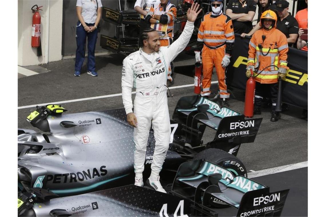 Hamiltons Hammerschläge: Formel 1 versinkt in Langeweile Findet kritische Worte: Formel-1-Weltmeister Lewis Hamilton. Foto: Claude Paris/AP