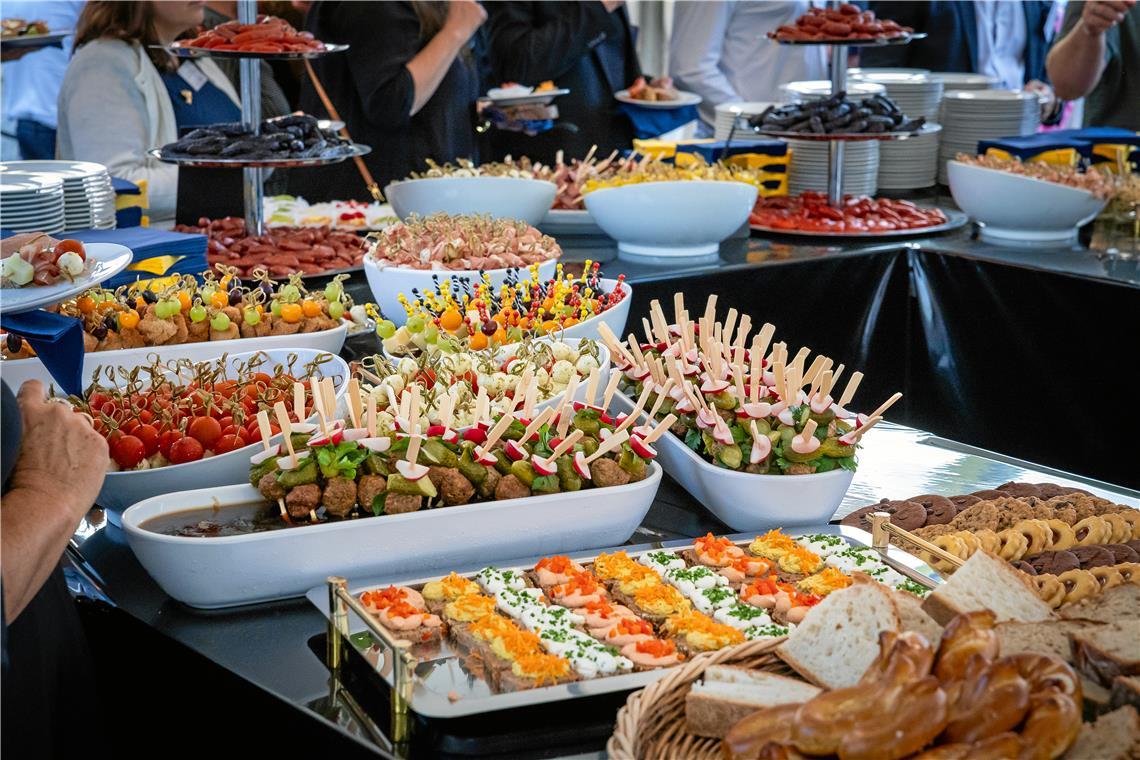 Fingerfood und warme Snacks kommen bei den Gästen gut an.