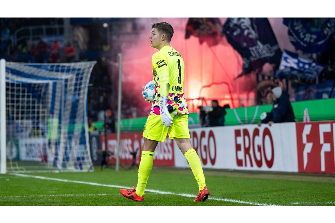 Superstar oder Ersatzmann? Das wurde aus den U-21-Europameistern von 2021 Finn Dahmen, FC Augsburg: Der deutsche Torwart mit englischen Wurzeln hütete bei der EM 2021 das Tor der deutschen Mannschaft. Nach insgesamt 15 Jahren bei seinem Jugendverein 1. FSV Mainz 05 zog es den Torhüter nach Augsburg. In der Bundesliga blieb Dahmen in der vergangenen Saison 683 Minuten ohne Gegentor – Vereinsrekord! Durch die starken Leistungen hat sich Dahmen in den Dunstkreis der A-Nationalmannschaft gespielt, eine Nominierung ist bislang allerdings ausgeblieben.