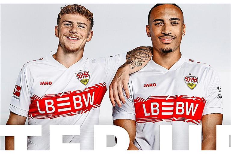 Finn Jeltsch und Enzo Millot (v. li.) zeigen sich im neuen VfB-Trikot.
