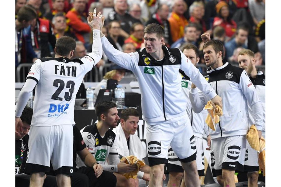 Finn Lemke (M.) steht wieder im Kader der Handball-Nationalmannschaft. Foto: Federico Gambarini/dpa