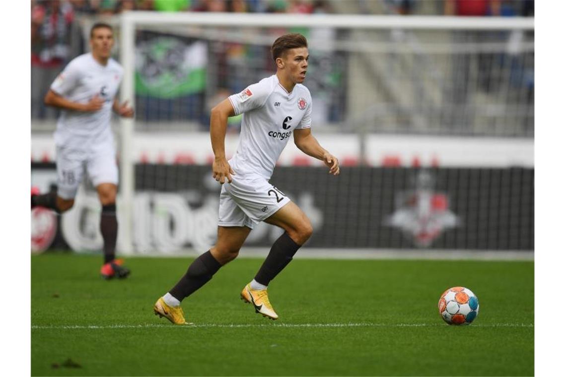 Finn Ole Becker kontrolliert den Ball. Foto: Swen Pförtner/dpa/Archivbild