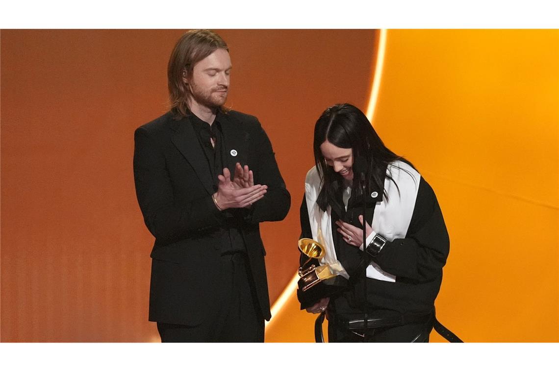 Finneas und Billie Eilish nehmen den Preis für den Song des Jahres entgegen.