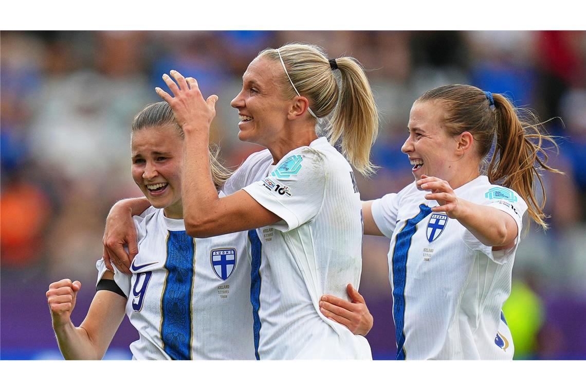 Finnland bejubelt das Siegtor durch Katariina Kosola (l).