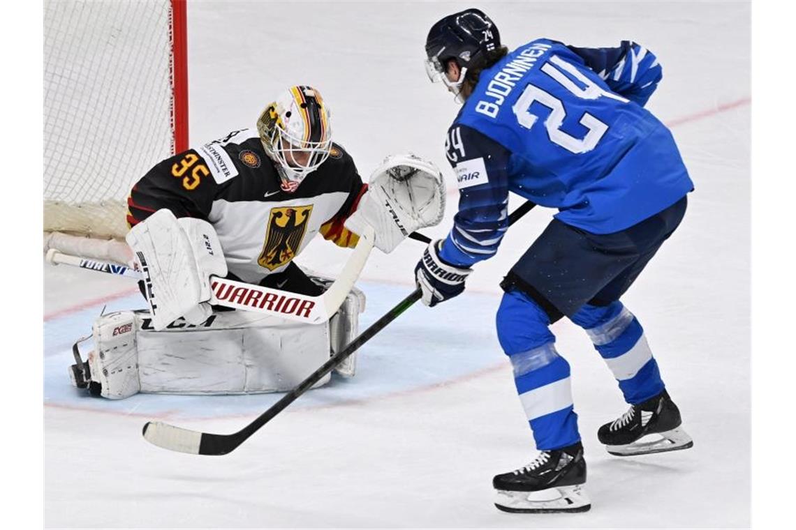 „Bronze - egal wie“: DEB-Team verpasst Endspiel unglücklich Finnlands Hannes Björninen (l) erzielt das 2:0 gegen den deutschen Torhüter Mathias Niederberger. Foto: Jussi Nukari/Lehtikuva/dpa