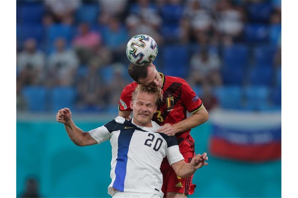Finnlands Joel Pohjanpalo unterliegt dem Belgier Thomas Vermaelen (oben) im Kampf um den Ball. Foto: Igor Russak/dpa