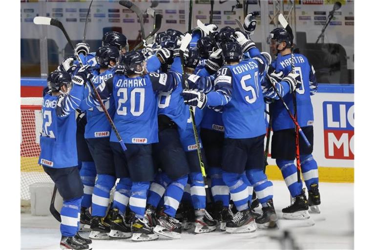 Finnlands Spieler feiern ihren 2:1-Sieg und den damit einhergehenden Einzug in das WM-Finale. Foto: Sergei Grits/AP/dpa