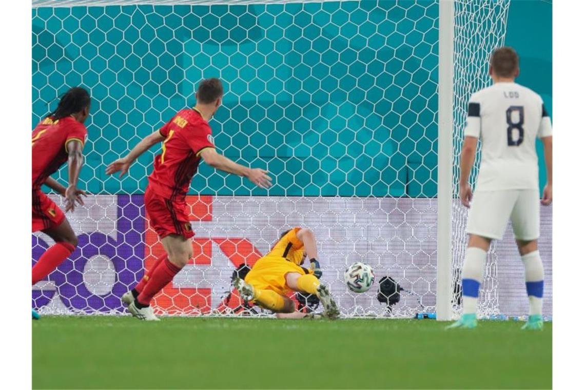 Belgien holt dritten EM-Vorrundensieg - Finnland muss bangen Finnlands Torhüter Lukas Hradecky (2.v.r) kassiert ein Eigentor. Foto: Igor Russak/dpa