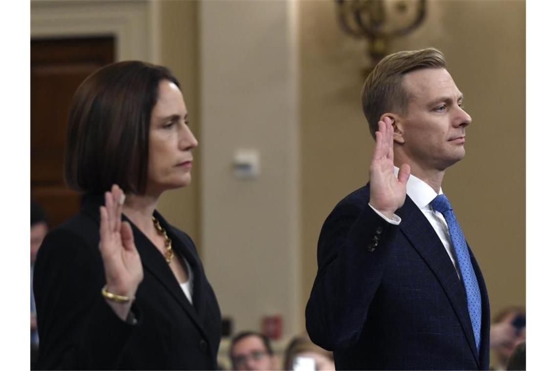 Fiona Hill, ehemalige Mitarbeiterin des US-Sicherheitsrates, und David Holmes, US-Diplomat in der Ukraine, werden vereidigt. Foto: Susan Walsh/AP/dpa