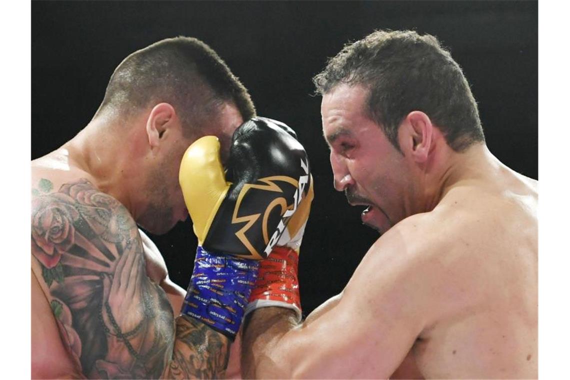 Firat Arslan (r) aus Deutschland kämpft gegen Kevin Lerena (l) aus Südafrika. Foto: Marijan Murat/dpa