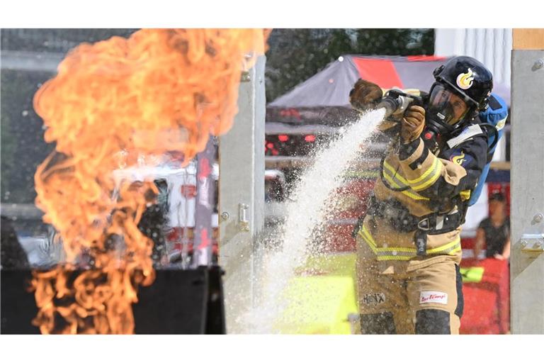 Firefit-EM auf der Interschutz in Hannover: Feuerwehrfrau im Löscheinsatz