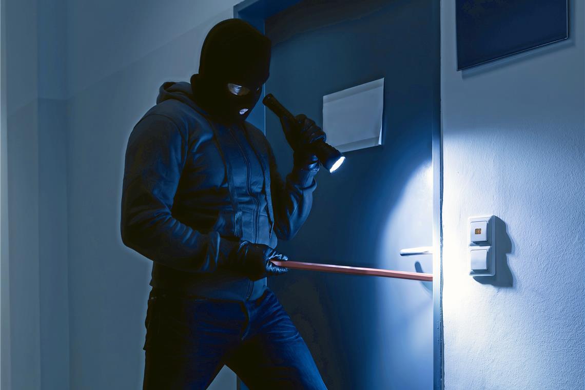 Firmen sind für Einbrecher attraktive Ziele, da sie oft isoliert in Gewerbegebieten liegen und die Anwesenheit von Personen erkennbaren Mustern folgt. Symbolfoto: Adobe Stock/Andrey Popov