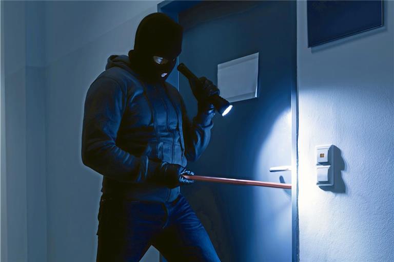 Firmen sind für Einbrecher attraktive Ziele, da sie oft isoliert in Gewerbegebieten liegen und die Anwesenheit von Personen erkennbaren Mustern folgt. Symbolfoto: Adobe Stock/Andrey Popov