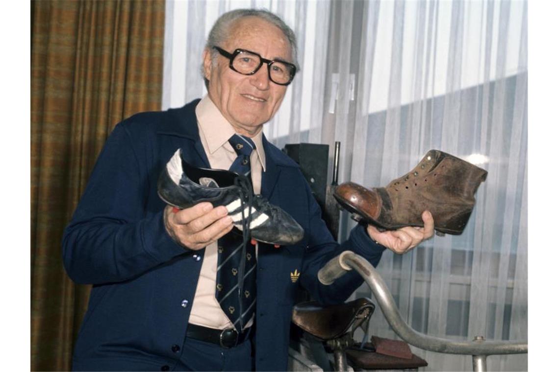 Firmenpatriarch Adolf Dassler in seinem Büro im Jahr 1975. Foto: Karl Schnörrer