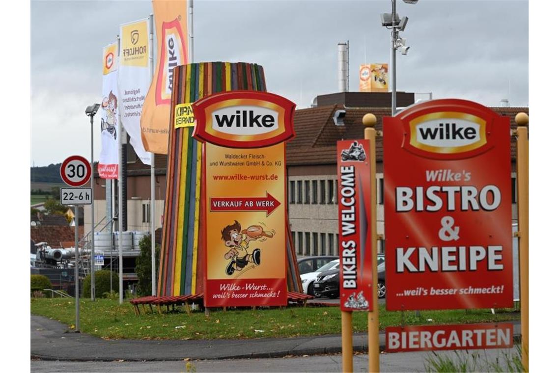 Firmenschilder kennzeichnen die Einfahrt zum Werksgelände des nordhessischen Wurstherstellers Wilke. Foto: Uwe Zucchi/dpa