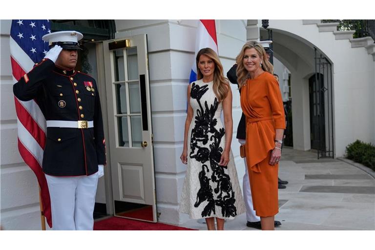 First Lady Melania Trump (l) und Königin Máxima der Niederlande betreten das Weiße Haus in Washington.