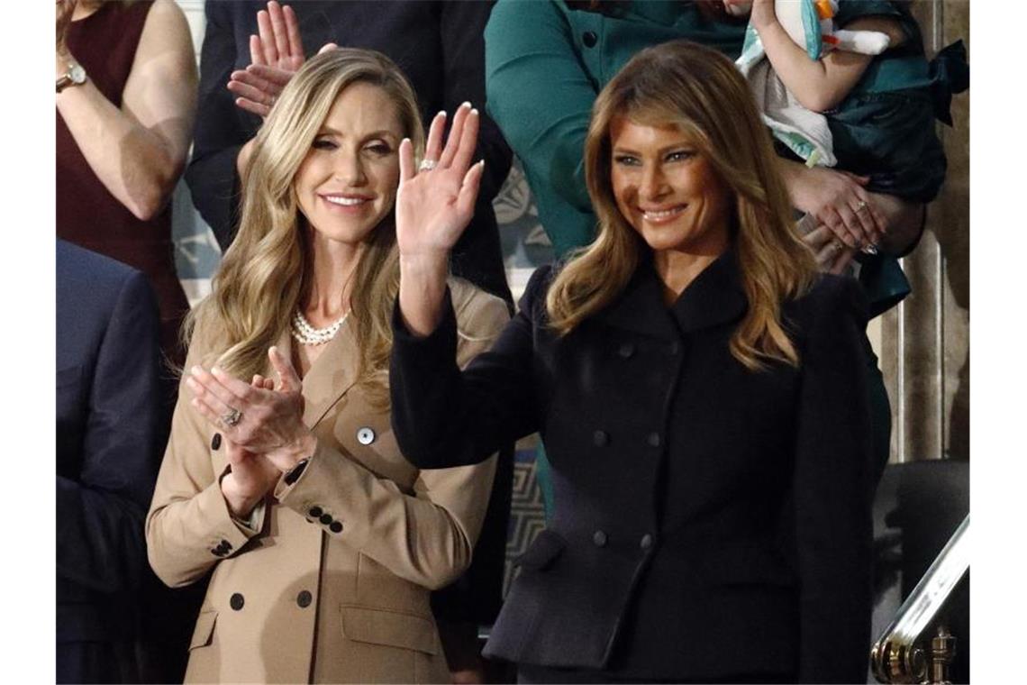 First Lady Melania Trump (r) trifft im Kongress ein, bevor ihr Ehemann seine Rede hält. Foto: Patrick Semansky/AP/dpa