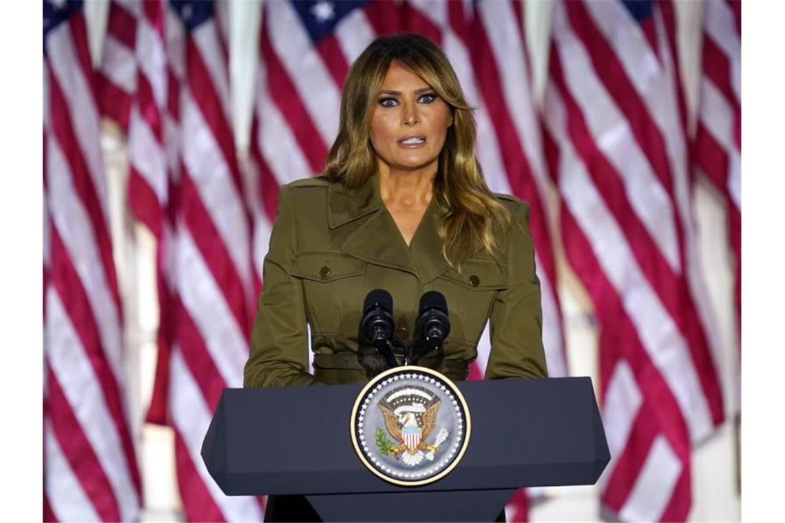 First Lady Melania Trump spricht im Rosengarten des Weißen Hauses während des Parteitags der Republikaner. Foto: Evan Vucci/AP/dpa