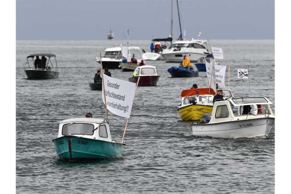 Fischer demonstrieren mit einem Schiffskorso gegen geplante Netzgehege im Bodensee. Foto: Felix Kästle/dpa